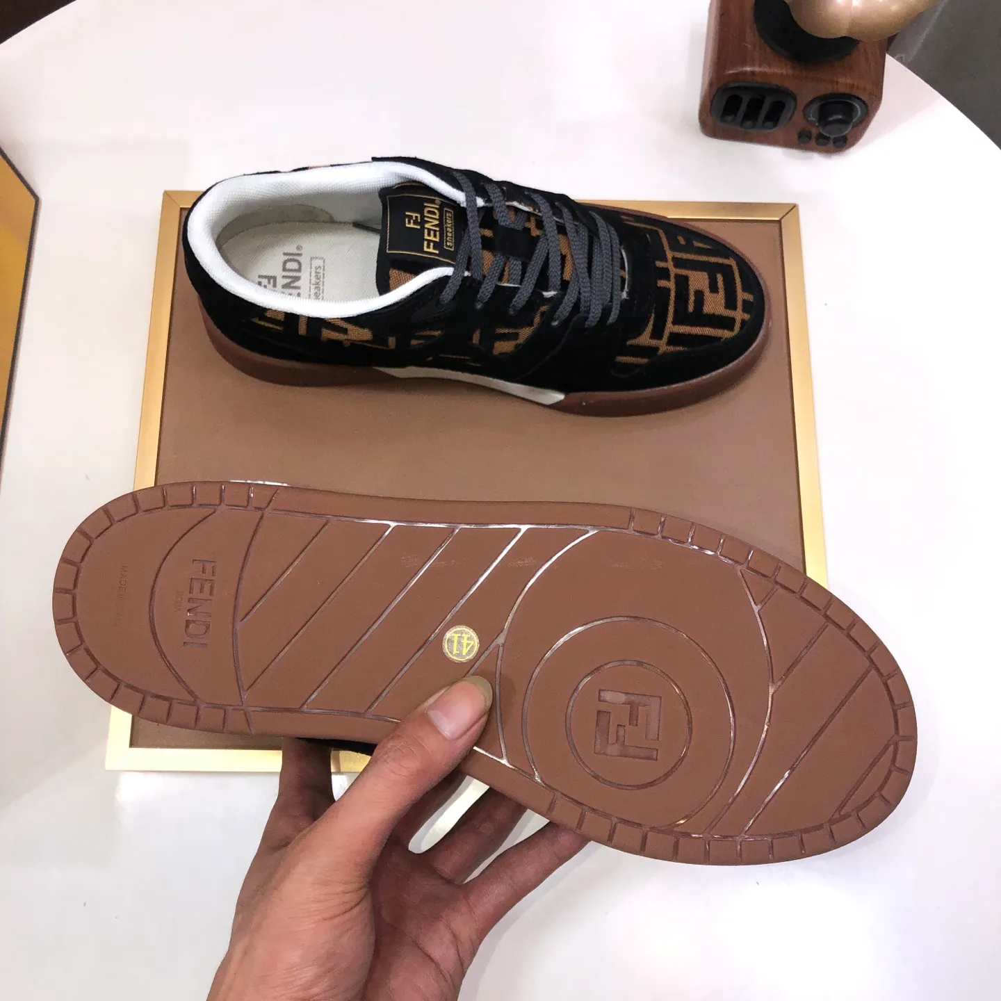 Men's men's shoes 💰600💰 Fendi 2023 latest couple model 🔥 Many 💑 stars have the same style FD match Original one-to-one replica Designer Kim Jones's first sneaker fendi match and Donkey brand Trainer basketball sneakers Material: Original silk leather Lining: Breathable mesh Packaging: Original 1:1 matching high-end packaging Size: Female 35-40 Male 38-44 (45 46. Custom-made (no return or exchange)